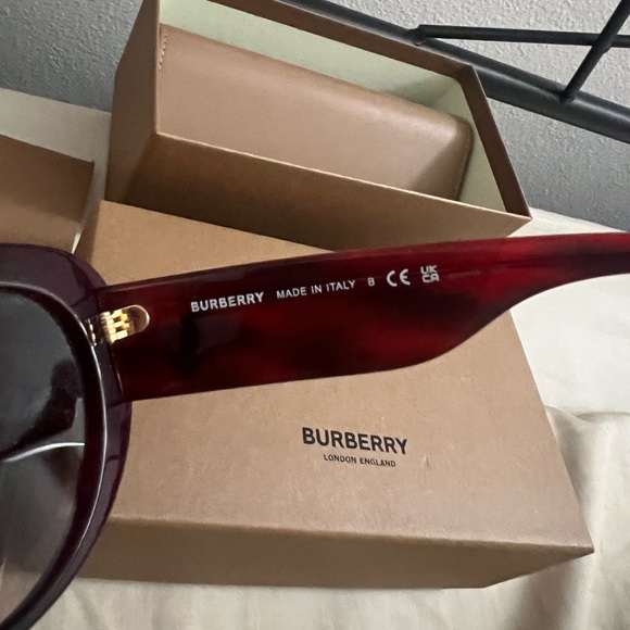 NEW Burberry Cateye gold logo sunglasses - Picture 8 of 11